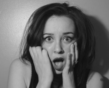 IZAŠAO potpuno bez ODEĆE pred DRUGARICU ali se nije NADAO onome što je USLEDILO!