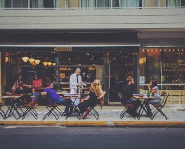Izbacivali su ih iz restorana ZBOG deteta sa AUTIZMOM , a onda su TO ČULI ovi LJUDI , usledio je ŠOK!