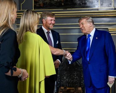 ”Pokazao mu je ko je gazda!” Šok snimak rukovanja Trampa i kralja Holandije podigao prašinu na mrežama (VIDEO)