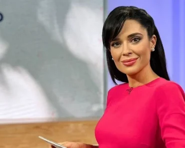 Na televiziji je uvek zakopčana do grla, sada pokazala obline u bikiniju (FOTO) Na televiziji je uvek zakopčana do grla, sada pokazala obline u bikiniju (FOTO)