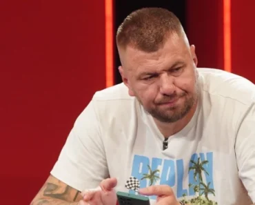 Zadrugarkina smrt ga satrla: Janjuš zavijen u crno zbog njenog odlaska (VIDEO) Zadrugarkina smrt ga satrla: Janjuš zavijen u crno zbog njenog odlaska (VIDEO)