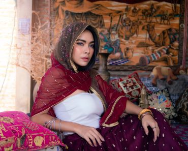 „Moja snaja je glumica – za svet je svetica, a za mene… noćna mora.“