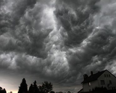 (MAPE) OTVORIĆE SE NEBO, STIŽU PLJUSKOVI I GROMOVI: Srbija je trenutno u CRVENOM, evo kada će da udari OLUJČINA!