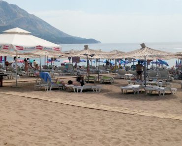 Srbin objavio fotku iz Bečića zbog koje je nastao haos! Crnogorci kipte od besa, a turistima uopšte ne smeta! FOTO Srbin objavio fotku iz Bečića zbog koje je nastao haos! Crnogorci kipte od besa, a turistima uopšte ne smeta! FOTO