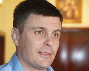 “TA MI NEĆE RAĐATI DECU I IĆI PRED STARAMAJKU” Vuk Kostić ŠOKIRAO Srbiju….