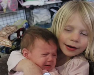 Beba je VRIŠTALA kad god je starija sestra zagrli, a onda su roditelji otkrili NAJJEZIVIJU ISTINU Beba je VRIŠTALA kad god je starija sestra zagrli, a onda su roditelji otkrili NAJJEZIVIJU ISTINU