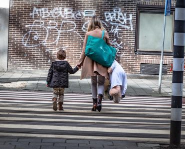 „Dečak je nosio ranac na grudima jer ga je majka kaznila a razlog me je ostavio u ŠOKU!“ „Dečak je nosio ranac na grudima jer ga je majka kaznila a razlog me je ostavio u ŠOKU!“