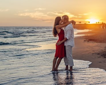 U vezi je sa STARIJIM muskarcem ali kada procitate sve ŠOKIRAĆETE SE!