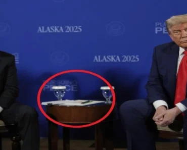 Auu… Da li je ovo kraj Ukrajine? Na stolu Putina i Trampa se našao šokantan dokument! (VIDEO) Auu… Da li je ovo kraj Ukrajine? Na stolu Putina i Trampa se našao šokantan dokument! (VIDEO)