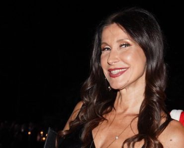 SKINULA SE SRPSKA VODITELJKA (56) Pokazala zmijsko telo, ali se svi živi pitaju – šta joj je to na PAPUČAMA?!(FOTO)