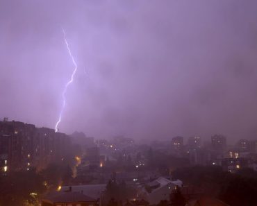 EVO KADA ĆE SE NEVREME SRUČITI NA SRBIJU! Stižu pljuskovi sa grmljavinom, grad, temperatura pada za 10 stepeni!