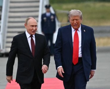 Ovo je razlog zbog kog Putin NE POMERA DESNU RUKU dok hoda, uvek mu stoji uz telo! Konačno otkrivena prava ISTINA?!