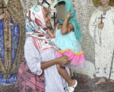 DA STE JE SRELI POD OSTROGOM NE BISTE JE PREPOZNALI! Zgodna voditeljka na PREOBRAŽENJE sa MARAMOM PREKO GLAVE i…