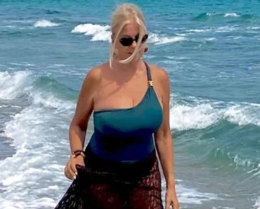 SKINULA SE BIVŠA ŽENA JOVANA MEMEDOVIĆA I PRAVA JE BOMBA: Ogrnula providnu suknju, Mirjana ga živi do kraja! (FOTO)