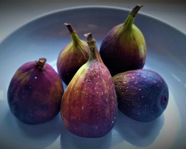 Zakopajte 4 smokve u saksiju sa zemljom i gledajte čudo: Posle samo par dana, čeka vas veliko iznenađenje