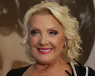 Isplivala vrela fotka Snežane Đurišić – Pevačica obnažena u krevetu mazi njega (FOTO)