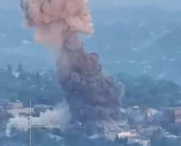 OSVANUO SNIMAK TOTALNOG UNIŠTENJA: Rusi bacili su bombu od 3 tone na ukrajinske vojnike (VIDEO)