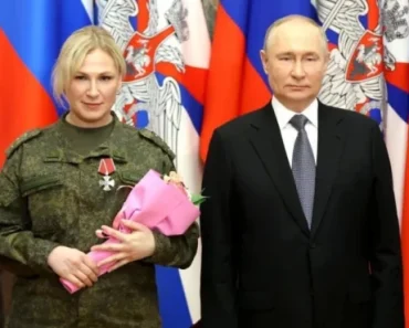 Ko je misteriozna plavuša koja stoji uz Putina? Svi su primetili nešto čudno, a jedan detalj je posebno skrenuo pažnju… (FOTO)