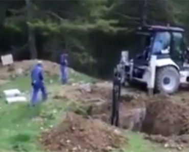 Kopali su rupu buldožerom, a zatim je odjeknuo SNAŽAN URLIK: Iz zemlje je izletela OGROMNA ZVER I POJURILA KA NJIMA