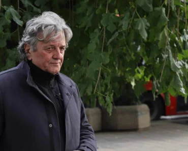 RADOŠ BAJIĆ NA GROBLJU Glumac slomljen kleknuo pored groba i poručio: “Nakon tragične smrti…”