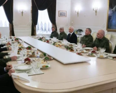 Putin pozvao generale na rođendan, detalj na njegovom tanjiru izazvao šok! (VIDEO)