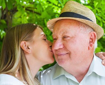 NESTAŠNI DEDA (75) IZ KOCELJEVE U ŠUPI SA SVASTIKOM (66), a posle obrnuo i SNAJKU (33)! Komšiluk još bruji o AKCIJI NESTAŠNI DEDA (75) IZ KOCELJEVE U ŠUPI SA SVASTIKOM (66), a posle obrnuo i SNAJKU (33)! Komšiluk još bruji o AKCIJI