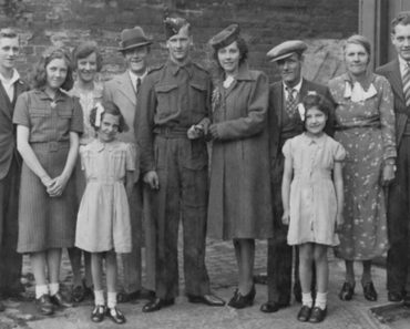 Slika sa srpske svadbe stara 100 godina otkriva istinu od koje nas hvata mučnina: Vidite li vi jeziv detalj? (FOTO)