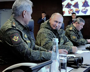 ”PREDSEDNIČE, 10.000 NEPRIJATELJA JE OPKOLJENO”! Putin ušao u vojnu bazu UNIFORMISAN, pa izgovorio samo ovo! (VIDEO)