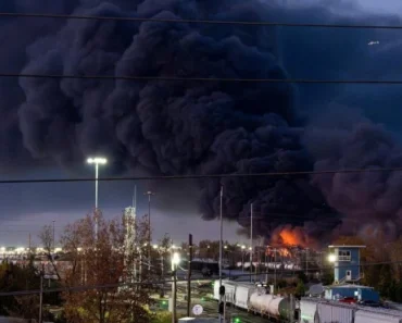 (VIDEO) Srušio se avion, veliki broj mrtvih! Kamere zabeležile trenutak udara, ogroman požar na tlu
