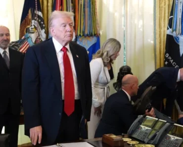 (VIDEO) Pravo na patos: Američki moćnik pao u nesvest pred Trampom i novinarima – Ljudi šokirani snimkom